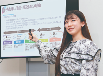 プレゼンテーション中の学生