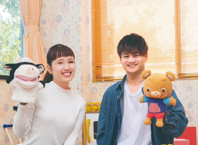 ぬいぐるみを持った男女