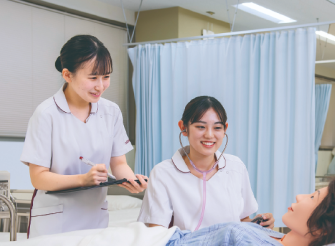問診中の看護師